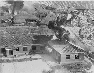 »Most Feared Weapon – Prisoner interrogation has determined that napalm bombs are the most feared of all weapons used by the U.S. Far East Air Forces in Korea« (National Archives at College Park/Public Domain; ca. 1951)
