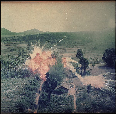 Bombardierung vermuteter Vietcong-Stellungen südlich von Saigon (National Archives at College Park/Public Domain; 1965)
