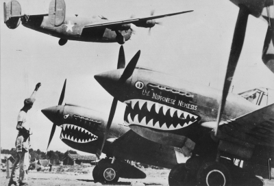 Ein US-amerikanischer Bomber hebt im Zweiten Weltkrieg über zwei Jagdflugzeugen ab, dessen Besatzungen Japans Nemesis sein wollten. (National Archives at College Park/Public Domain; ca. 1943)