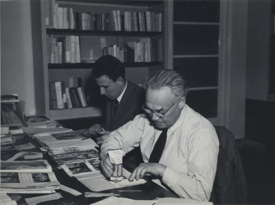 Sigfried Giedion 1961 im Studio des Schweizer Buchhändlers und Verlegers Hoepli bei der Gestaltung der italienischen Ausgabe von »Space, Time and Architecture. The Growth of a New Tradition«, der Monographie Giedions zur modernen Architekturgeschichte, die 1941 bei Harvard University Press erschienen war (gta Archiv/ETH Zürich, Nachlass Ulrich Stucky)