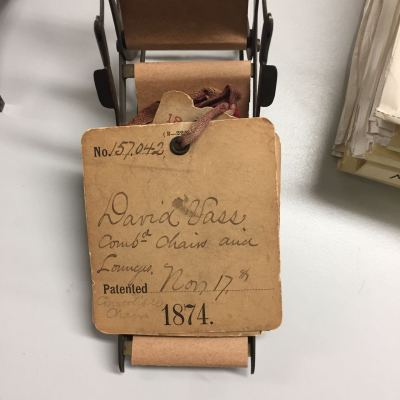 Etikett des Modells eines Patentmöbels, 1874 (gta Archiv/ETH Zürich, Nachlass Sigfried Giedion)