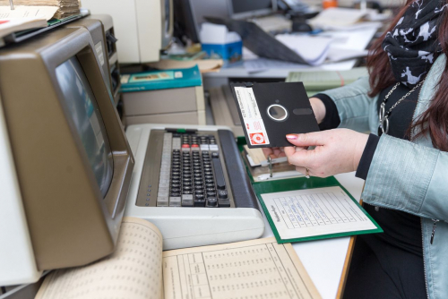 Rückblick auf die Anfänge der digitalen Überlieferung, hier aus der DDR: Das Foto zeigt einen PC von Robotron. Die überlieferten Daten waren auf Magnetbändern bzw. -kassetten oder auf Disketten gespeichert. Auf den Disketten befanden sich vorwiegend frühe Anwendungen im Datenbankverwaltungssystem »Redabas«, der DDR-Variante von »dBASE«. Die wichtigsten Bestände sind die Häftlingsdateien des Ministeriums des Innern, der Zentrale Kaderdatenspeicher, Grenzzwischenfälle an der innerdeutschen Grenze, viele maßgebliche Statistikdaten sowie Informationen über Eingaben von DDR-BürgerInnen beim Staats- und Ministerrat. Die Daten sind im Bundesarchiv heute auf einem Massenspeicher abgelegt. Die Datenträger werden nicht vollständig, aber exemplarisch aufbewahrt. (Bundesarchiv, B 198 Bild-2017-0220-044, Foto: Jürgen Nobel)