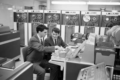 Douglas H. Ginsburg (links) und Jeffrey C. Tarr (Mitte) arbeiten im Dezember 1965 an »Operation Match«, einem der ersten kommerziell erfolgreichen elektronischen Dating-Dienste. (Phillip Harrington/Alamy Stock Photo)