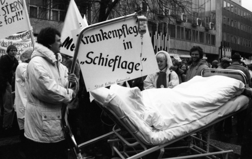 Dortmund, Februar 1989: Demonstration von rund 5.000 Pflegekräften gegen den »Krankenpflegenotstand« (picture-alliance/Klaus Rose)