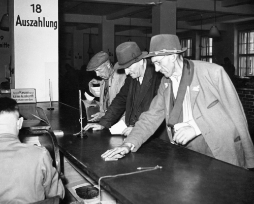 Auszahlung von Krankengeld in München, 1955 (Poehlmann/Süddeutsche Zeitung Photo)