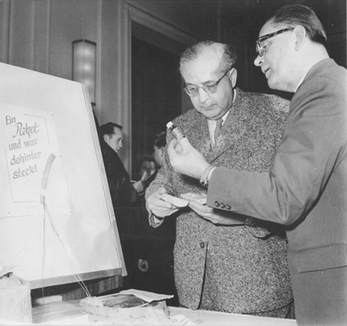 Kurz vor Weihnachten 1961 eröffnete im Ministerium für Gesundheitswesen der DDR eine Ausstellung des Amtes für Zoll und Kontrolle des Warenverkehrs, die den »Medikamentenschmuggel« anprangern sollte – im Sinne einer »Dokumentation der Unmenschlichkeit und des Verbrechens«. (Bundesarchiv, Bild 183-89132-0001, Allgemeiner Deutscher Nachrichtendienst – Zentralbild, Foto: Christa Hochneder)