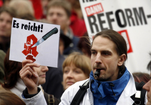 Kundgebung in Wiesbaden, Dezember 2006: Über 2.000 Ärzt*innen, Apotheker*innen und Vertreter*innen anderer Heilberufe aus Hessen protestierten gegen die Gesundheitsreform. (picture-alliance/dpa/Frank Rumpenhorst)