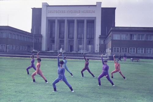 »Popgymnastik«-Gruppe vor dem Deutschen Hygiene-Museum in Dresden, 1986 (Deutsches Hygiene-Museum, Foto: Claudia Mokrzki)