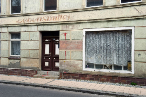 Kolonialwarenhandlungen gehörten ab dem späten 19. Jahrhundert zum Alltag vieler Menschen in Deutschland. Sie sind ein gutes Beispiel für die subkutane Präsenz des Kolonialen in der Bundesrepublik, aber auch in der DDR. Das Foto von 2015 zeigt ein ehemaliges Geschäft in Loitz (Mecklenburg-Vorpommern). (picture-alliance/ZB/Stefan Sauer)