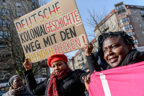 Die Demonstration im Februar 2020 zum 135. Jahrestag der Berliner Afrika-Konferenz von 1884/85 ist nur ein Beispiel für das beharrliche Eintreten zivilgesellschaftlicher Initiativen für einen kritischen Umgang mit der kolonialen Vergangenheit. (snapshot-photography/F. Boillot/Süddeutsche Zeitung Photo)