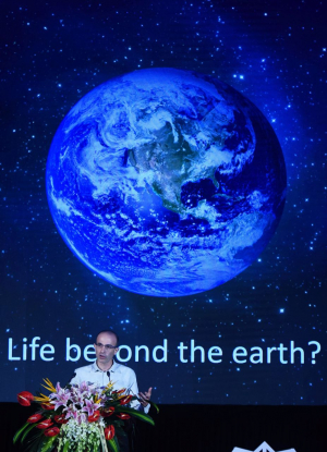 Yuval Noah Harari auf einem Kongress zur »Global Artificial Intelligence« in Hangzhou, China, am 9. Juli 2017 (picture-alliance/Shan He/HPIC/dpa)