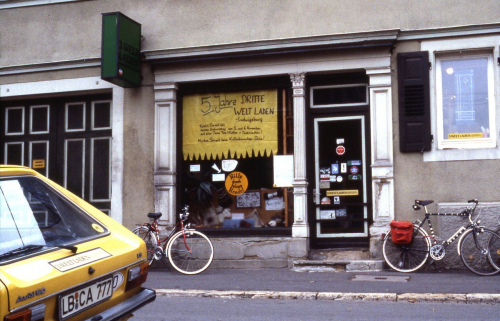Fassade und Schaufenster des »Dritte-Welt-Ladens« in Ludwigsburg, 1982. Der Laden wurde 1977 gegründet und existiert bis heute. (Privatbesitz Christoph Kunz/Weltladen Ludwigsburg)