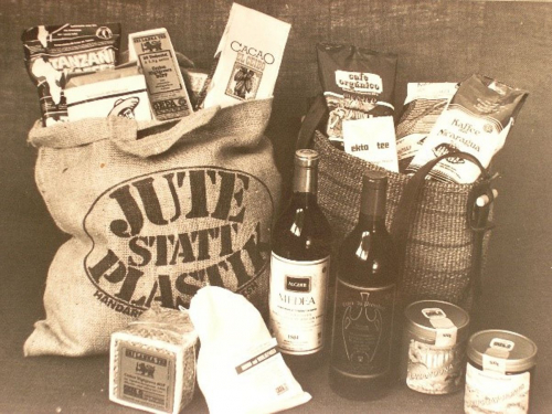 In den frühen 1980er-Jahren hatte sich ein breites Sortiment an Produkten entwickelt. Die meisten wurden von sogenannten Importorganisationen eingekauft und dann an die Weltläden und Aktionsgruppen weiterverkauft – hier eine Produktauswahl der GEPA als größter Importorganisation. (© GEPA – The Fair Trade Company)