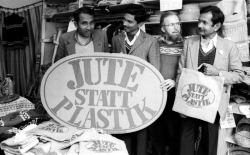 Der Pfarrer und Menschenrechtsaktivist Harald Rohr mit Projektpartnern der Aktion »Jute statt Plastik«, 1980. Rohr hatte 1974 einen »Dritte-Welt-Laden« in Herne gegründet. Die Taschen wurden in Bangladesch genäht und in der gesamten Bundesrepublik ab 1978 verkauft. (Wikimedia Commons, Ralf Piorr, 1980 4 jute statt plastik, CC BY-SA 4.0)