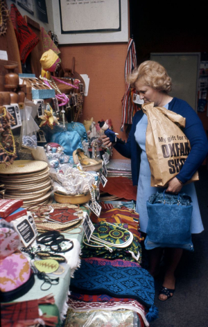 Oxfam-Shop mit importierten Waren, 1970er-Jahre. Im Vergleich zu den Produkten der GEPA lässt sich hier der stärkere Fokus auf kunsthandwerkliche Produkte erkennen, der für den britischen Kontext bis in die späten 1990er-Jahre charakteristisch blieb. (ddp)
