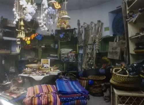 Inneneinrichtung des »Dritte-Welt-Ladens« in Köln-Niehl, vermutlich während der 1980er-Jahre. Das Bild verdeutlicht sowohl die Breite des kunsthandwerklichen Sortiments als auch deren Präsentation, die oft ein Resultat enger Verkaufsräume war. (Privatarchiv/Weltladen Köln)