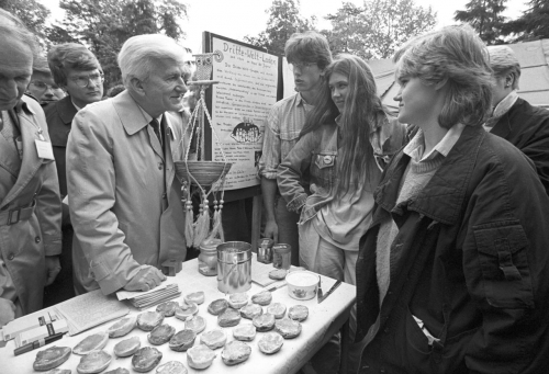 Der damalige Bundespräsident Richard von Weizsäcker (CDU) besucht im Mai 1987 bei einem Jugendfest in Bonn den Stand einer »Dritte-Welt«-Aktionsgruppe. In anderen Fällen bestanden noch stärkere Verbindungen zwischen Politikern und dem Alternativen Handel. So war der spätere Bundespräsident Horst Köhler (CDU) 1974 selbst Mitbegründer eines »Dritte-Welt-Ladens« in Herrenberg bei Tübingen. (picture-alliance/Peter Popp)