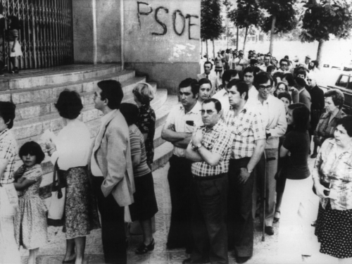 Warteschlange vor der Öffnung des Wahllokals in einem Arbeitervorort von Barcelona. Am 15. Juni 1977 fanden in Spanien die ersten freien Parlamentswahlen seit 1936 statt. (picture-alliance/dpa/UPI)