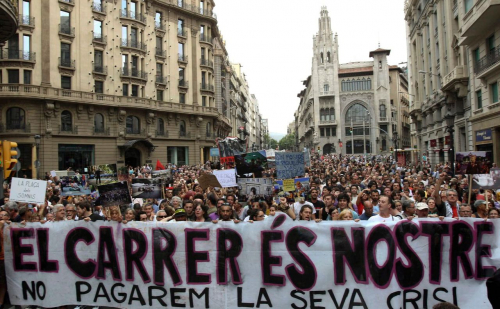 »Die Straße gehört uns. Wir werden für ihre Krise nicht bezahlen« – Demonstration der Indignados in Barcelona, Juni 2011 (picture-alliance/dpa/Marta Perez)