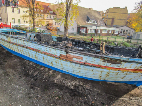 Das Boot nach dem Brandanschlag vom 9./10. November 2018 (Foto: Alexander Baumbach)