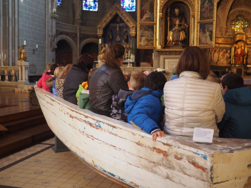 Eine Kindergarten-Gruppe besucht 2017 das Kölner Flüchtlingsboot in der Elisabethkirche in Bonn. (Foto: Stadtdekanat Bonn)