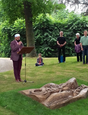 Muslimisches Totengebet bei der Einweihung des Bremer Gedenksteins, 3. Juni 2018 (Foto: Evangelische Kirchengemeinde Arsten-Habenhausen)