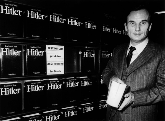 Joachim C. Fest präsentiert seine Hitler-Biographie auf der Frankfurter Buchmesse 1973. (picture-alliance/akg-images) Joachim C. Fest präsentiert seine Hitler-Biographie auf der Frankfurter Buchmesse 1973. (picture-alliance/akg-images)