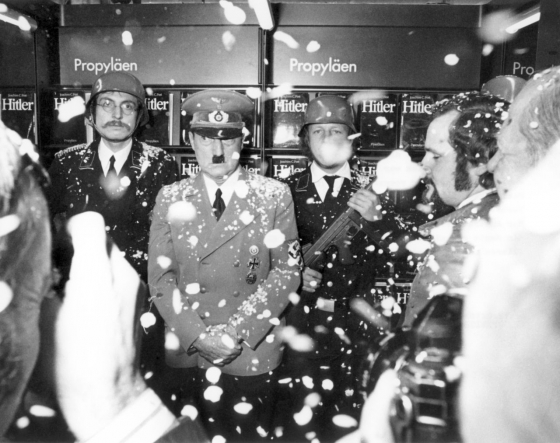 Der »Führer« besucht »seinen« Buchmesse-Stand: Im Auftrag von »Pardon« persifliert der Schauspieler Billy Frick die »Hitler-Nostalgie«. Vor und nach dieser Aktion spielte Frick die Hitler-Rolle mehrfach in Kinofilmen. (picture-alliance/dpa/Helmut Heuse) Der »Führer« besucht »seinen« Buchmesse-Stand: Im Auftrag von »Pardon« persifliert der Schauspieler Billy Frick die »Hitler-Nostalgie«. Vor und nach dieser Aktion spielte Frick die Hitler-Rolle mehrfach in Kinofilmen. (picture-alliance/dpa/Helmut Heuse)