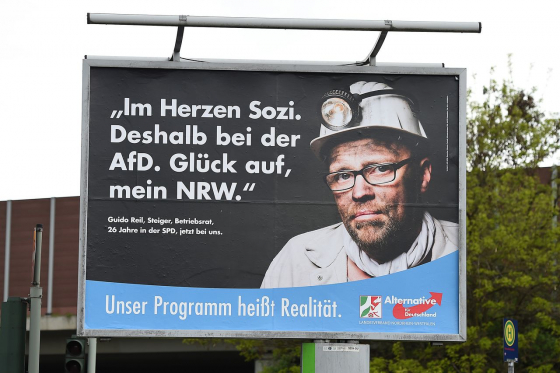 Plakat der Alternative für Deutschland (AfD) im nordrhein-westfälischen Landtagswahlkampf, Frühjahr 2017 (picture-alliance/Revierfoto/dpa) Plakat der Alternative für Deutschland (AfD) im nordrhein-westfälischen Landtagswahlkampf, Frühjahr 2017 (picture-alliance/Revierfoto/dpa)
