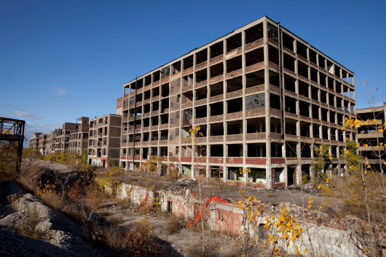 Packard Plant in Detroit: In dieser 1903 eröffneten Fabrik, die sich über 325.000 Quadratmeter erstreckte, wurden bis 1958 Luxusautos gebaut. Später nutzten diverse andere Unternehmen das riesige Gelände. 2010 verließ die letzte Firma das Areal, das zu den ikonischen Orten des Verfalls im postindustriellen Detroit gehört. (Wikimedia Commons, Albert duce, Abandoned Packard Automobile Factory Detroit 200, CC BY-SA 3.0; Foto von 2009) Packard Plant in Detroit: In dieser 1903 eröffneten Fabrik, die sich über 325.000 Quadratmeter erstreckte, wurden bis 1958 Luxusautos gebaut. Später nutzten diverse andere Unternehmen das riesige Gelände. 2010 verließ die letzte Firma das Areal, das zu den ikonischen Orten des Verfalls im postindustriellen Detroit gehört. (Wikimedia Commons, Albert duce, Abandoned Packard Automobile Factory Detroit 200, CC BY-SA 3.0; Foto von 2009)