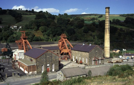 Rhondda Heritage Park, Südwales. Das Museum wurde 1989 eröffnet; es befindet sich auf dem Gelände der Lewis-Merthyr-Zeche, die 1983 geschlossen wurde. Die Ausstellung dort ist ein gutes Beispiel für die antihegemoniale agonale Erinnerungskultur derjenigen, die sich gegen Formen von Marktradikalismus wenden. (Wikimedia Commons, Chris Allen, Rhondda Heritage Park – geograph.org.uk – 174864, CC BY-SA 2.0; Foto von 1995) Rhondda Heritage Park, Südwales. Das Museum wurde 1989 eröffnet; es befindet sich auf dem Gelände der Lewis-Merthyr-Zeche, die 1983 geschlossen wurde. Die Ausstellung dort ist ein gutes Beispiel für die antihegemoniale agonale Erinnerungskultur derjenigen, die sich gegen Formen von Marktradikalismus wenden. (Wikimedia Commons, Chris Allen, Rhondda Heritage Park – geograph.org.uk – 174864, CC BY-SA 2.0; Foto von 1995)