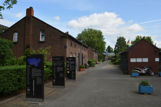 Die Arbeitersiedlung Eisenheim in Oberhausen, in mehreren Bauphasen vor allem während der zweiten Hälfte des 19. Jahrhunderts entstanden, wurde 1972 als erste deutsche Arbeitersiedlung unter Denkmalschutz gestellt. Eine urbane soziale Bewegung rettete sie vor dem drohenden Abriss. Die Siedlung wurde zu einem wichtigen geschichts- und sozialwissenschaftlichen Studienobjekt sowie zugleich zu einem praktischen Erprobungsfeld für die Bewahrung industriekultureller Zeugnisse. (Sebastian Hellmann, <https://www.ruhrgebiet-industriekultur.de>; Foto von 2014) Die Arbeitersiedlung Eisenheim in Oberhausen, in mehreren Bauphasen vor allem während der zweiten Hälfte des 19. Jahrhunderts entstanden, wurde 1972 als erste deutsche Arbeitersiedlung unter Denkmalschutz gestellt. Eine urbane soziale Bewegung rettete sie vor dem drohenden Abriss. Die Siedlung wurde zu einem wichtigen geschichts- und sozialwissenschaftlichen Studienobjekt sowie zugleich zu einem praktischen Erprobungsfeld für die Bewahrung industriekultureller Zeugnisse. (Sebastian Hellmann, <https://www.ruhrgebiet-industriekultur.de>; Foto von 2014)