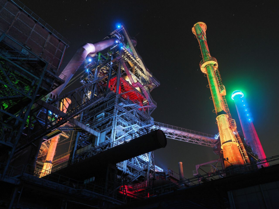 Der Landschaftspark Duisburg-Nord wird seit Ende 1996 mit einer abendlichen Lichtinstallation attraktiv beleuchtet und ist einer der Publikumsmagneten der Industriekultur im Ruhrgebiet. Im Rahmen der Internationalen Bauausstellung Emscher Park entstand die neue Nutzung in den 1990er-Jahren auf dem Gelände eines stillgelegten Hüttenwerks. (Wikimedia Commons, Arnoldius, Duisburg Landschaftspark blast furnace 2 at night, CC BY-SA 4.0; Foto von 2017) Der Landschaftspark Duisburg-Nord wird seit Ende 1996 mit einer abendlichen Lichtinstallation attraktiv beleuchtet und ist einer der Publikumsmagneten der Industriekultur im Ruhrgebiet. Im Rahmen der Internationalen Bauausstellung Emscher Park entstand die neue Nutzung in den 1990er-Jahren auf dem Gelände eines stillgelegten Hüttenwerks. (Wikimedia Commons, Arnoldius, Duisburg Landschaftspark blast furnace 2 at night, CC BY-SA 4.0; Foto von 2017)