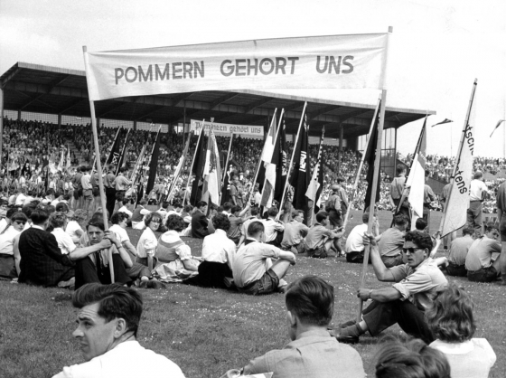 Das Foto der jungen Bannerträger zum Pfingsttreffen heimatvertriebener Pommern in Bochum im Juni 1960 zeigt, wie das Verlustgefühl den Anspruch auf Heimat auch generationsübergreifend begründete. Die Formel »Pommern gehört uns« hatte dabei eine durchaus aggressive Konnotation. (picture-alliance/Wolfgang Hub) Das Foto der jungen Bannerträger zum Pfingsttreffen heimatvertriebener Pommern in Bochum im Juni 1960 zeigt, wie das Verlustgefühl den Anspruch auf Heimat auch generationsübergreifend begründete. Die Formel »Pommern gehört uns« hatte dabei eine durchaus aggressive Konnotation. (picture-alliance/Wolfgang Hub)