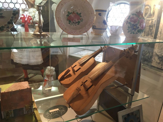Die böhmische Bauernfidel in der Vitrine der Iglauer Heimatstube in Heidenheim steht für die heimatliche Volksmusik, für traditionelle Feiern und Feste. (Foto: Michal Urban, 2020) Die böhmische Bauernfidel in der Vitrine der Iglauer Heimatstube in Heidenheim steht für die heimatliche Volksmusik, für traditionelle Feiern und Feste. (Foto: Michal Urban, 2020)