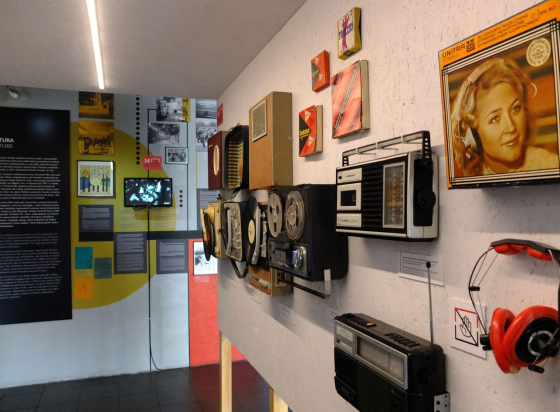 Tonbandgeräte, Kassettenrekorder und andere Audiotechnik im Warschauer Museum des Lebens in der Volksrepublik (Foto: Sabine Stach) Tonbandgeräte, Kassettenrekorder und andere Audiotechnik im Warschauer Museum des Lebens in der Volksrepublik (Foto: Sabine Stach)