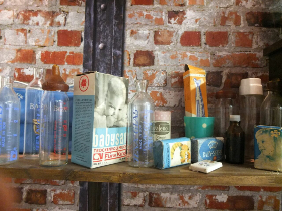 Babymilch und Kinderseife: Objektpräsentation im N’Ostalgie-Museum Leipzig (Foto: Sabine Stach)