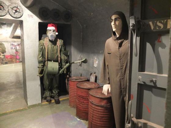 Arrangement mit Schaufensterpuppen in der Nuclear Bunker Exposition in Prag-Žižkov (Bezovka-Bunker) (Foto: Sabine Stach) Arrangement mit Schaufensterpuppen in der Nuclear Bunker Exposition in Prag-Žižkov (Bezovka-Bunker) (Foto: Sabine Stach)