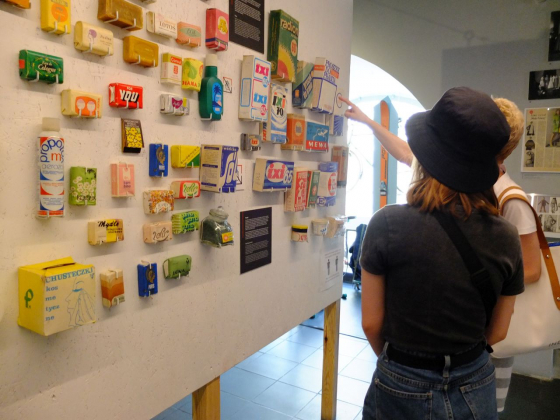 Interaktion in und mit der Ausstellung: Mutter und Tochter im Warschauer Museum des Lebens in der Volksrepublik (Foto: Sabine Stach) Interaktion in und mit der Ausstellung: Mutter und Tochter im Warschauer Museum des Lebens in der Volksrepublik (Foto: Sabine Stach)