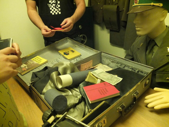 Nachgestellte Grenzkontrolle im Bunker des Hotels Jalta am Prager Wenzelsplatz (Foto: Sabine Stach) Nachgestellte Grenzkontrolle im Bunker des Hotels Jalta am Prager Wenzelsplatz (Foto: Sabine Stach)