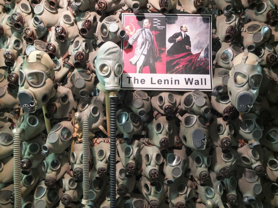 Wandgestaltung aus Gasmasken im Prager Bezovka-Bunker (Foto: Sabine Stach) Wandgestaltung aus Gasmasken im Prager Bezovka-Bunker (Foto: Sabine Stach)