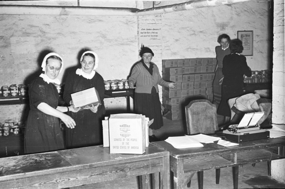 Members of the Hilfswerk der Evangelischen Kirche and Innere Mission receive CARE packages from US donations and distribute them to recipients in the Federal Republic of Germany (1952). (Bundesarchiv/Federal Archives, Bild/Picture 194-0913-35, photo: Hans Lachmann) Members of the Hilfswerk der Evangelischen Kirche and Innere Mission receive CARE packages from US donations and distribute them to recipients in the Federal Republic of Germany (1952). (Bundesarchiv/Federal Archives, Bild/Picture 194-0913-35, photo: Hans Lachmann)