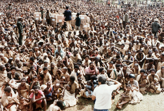 Dem Leiden Gesichter geben: Ein Kameramann fotografiert Anfang 1983 Hungernde in Äthiopien, die sich in der Hoffnung auf Hilfe am Ende einer Straße versammelt haben. In den folgenden Jahren spitzten sich die Ernteausfälle und ihre Folgen für die Bevölkerung noch mehr zu, und Fotos aus Äthiopien zirkulierten weltweit. Für Journalist:innen (und Historiker:innen) stellt sich damit die grundsätzliche Frage, wie mit Bildern solcher Notsituationen ethisch umzugehen ist. Als gültiger Standard haben sich Dokumentation und Analyse der Entstehungsbedingungen herauskristallisiert. (picture-alliance/dpa) Dem Leiden Gesichter geben: Ein Kameramann fotografiert Anfang 1983 Hungernde in Äthiopien, die sich in der Hoffnung auf Hilfe am Ende einer Straße versammelt haben. In den folgenden Jahren spitzten sich die Ernteausfälle und ihre Folgen für die Bevölkerung noch mehr zu, und Fotos aus Äthiopien zirkulierten weltweit. Für Journalist:innen (und Historiker:innen) stellt sich damit die grundsätzliche Frage, wie mit Bildern solcher Notsituationen ethisch umzugehen ist. Als gültiger Standard haben sich Dokumentation und Analyse der Entstehungsbedingungen herauskristallisiert. (picture-alliance/dpa)