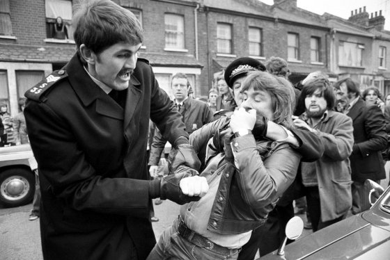 The confrontation between police and pickets outside the gates of Grunwick Laboratories was an intensely physical affair. This press photograph was taken on 23 June 1977. (picture-alliance/dpa/empics)
