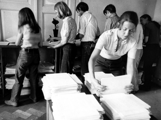 Juni 1970: Studentinnen und Studenten bei der Herstellung von Flugblättern gegen das von der Landesregierung Baden-Württemberg verhängte Verbot der Heidelberger Hochschulgruppe des Sozialistischen Deutschen Studentenbundes (SDS) (picture-alliance/dpa/Joachim Barfknecht. Die Bildbeschreibung der Agentur nennt hier nur »Studenten«, aber mit dem Suchbegriff »Studentinnen« lässt sich das Foto in der Datenbank ebenfalls finden – nicht dagegen mit dem Stichwort »Studierende«.)
