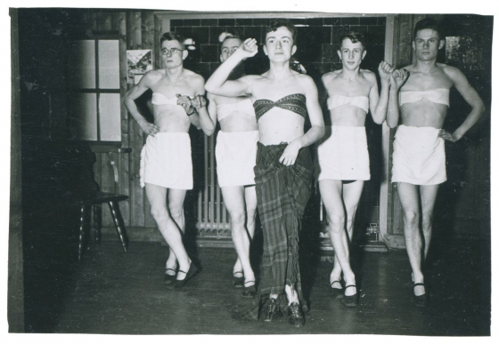 Amateurfotos von Wehrmachtssoldaten, die mit Geschlechterrollen spielten, sind recht häufig. Der Künstler Martin Dammann hat etliche solcher Fotos gesammelt und in dem Band »Soldier Studies. Cross-Dressing in der Wehrmacht« veröffentlicht (Hatje Cantz, 2018). Derartige Quellen irritieren, weil sie gängigen Vorstellungen von der NS-Zeit widersprechen. Die Fotos geben keine Auskunft darüber, wie das Gezeigte zu interpretieren ist. (Sammlung Martin Dammann, Foto-Reproduktion Martin Dammann)