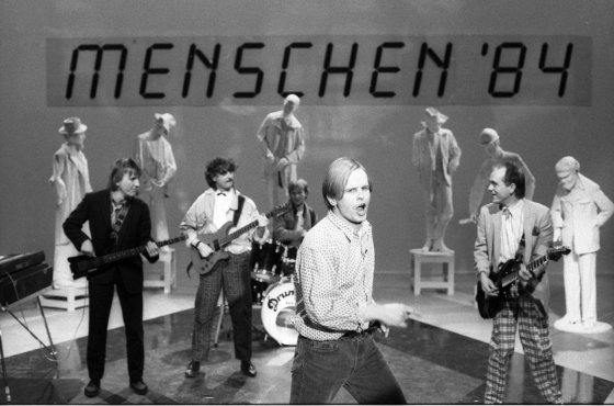 »Männer habenʼs schwer, nehmenʼs leicht/Außen hart und innen ganz weich« – Herbert Grönemeyer bei seinem Auftritt im ZDF-Jahresrückblick »Menschen ʼ84« am 5. Januar 1985 (siehe auch das Video unter <https://www.youtube.com/watch?v=lDyZXuS2unc>). In vielen Bereichen der Popkultur war und ist die Auseinandersetzung mit »Männlichkeit« ein prominentes Thema. (Teutopress/Süddeutsche Zeitung Photo)