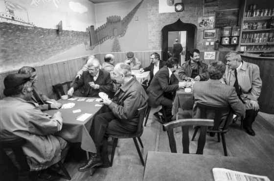 Türkisches Männercafé in Berlin-Kreuzberg, April 1990. Der Fotograf Ergun Çağatay (1937–2018) war für zahlreiche internationale Magazine und Nachrichtenagenturen tätig; in Deutschland fertigte er Bildserien zum Leben türkischer Einwanderer und ihrer Familien an, die in den vergangenen Jahren durch mehrere Ausstellungen bekannter geworden sind. Siehe etwa https://www.youtube.com/watch?v=Tdiw_EkHSpo, https://www.youtube.com/watch?v=LPbUATQ9De0 und https://www.youtube.com/watch?v=8Us5bg6swQI. (bpk/Fotoarchiv Ruhr Museum/Stadtmuseum Berlin/Stiftung Historische Museen Hamburg/Ergun Çağatay)
