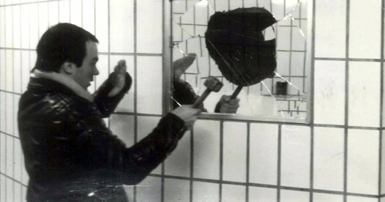 Hamburg, Sommer 1980: Corny Littmann und andere Schwulen-Aktivisten zerschlagen Spiegel in öffentlichen Toiletten. Sie können belegen, dass die Polizei Toilettenbesucher hinter Einwegspiegeln überwacht, und skandalisieren dies in der Broschüre »Homosexuelle bespitzelt!«. Siehe dazu Erwin In het Panhuis, Die schwule Spiegel-Affäre von 1980. Sie mussten nur den Hammer aus der Tasche ziehen!, 30.6.2020, URL: https://www.queer.de/detail.php?article_id=36465. (Archiv Corny Littmann, mit freundlicher Genehmigung)