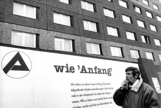 April 1991: Ein früherer Stanzer, 45 Jahre, auf der Suche nach neuer Arbeit. Der optimistische Slogan »Wir stehen an einem neuen Anfang« konnte für viele Menschen in Ostdeutschland zunächst eher bedrohlich klingen. (picture-alliance/ZB/Jan Bauer)